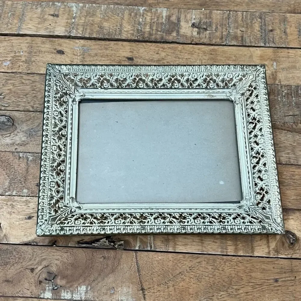 Antique-Style Picture Frame 4 in x 6 in Filigree Metal Border Cream & Gold